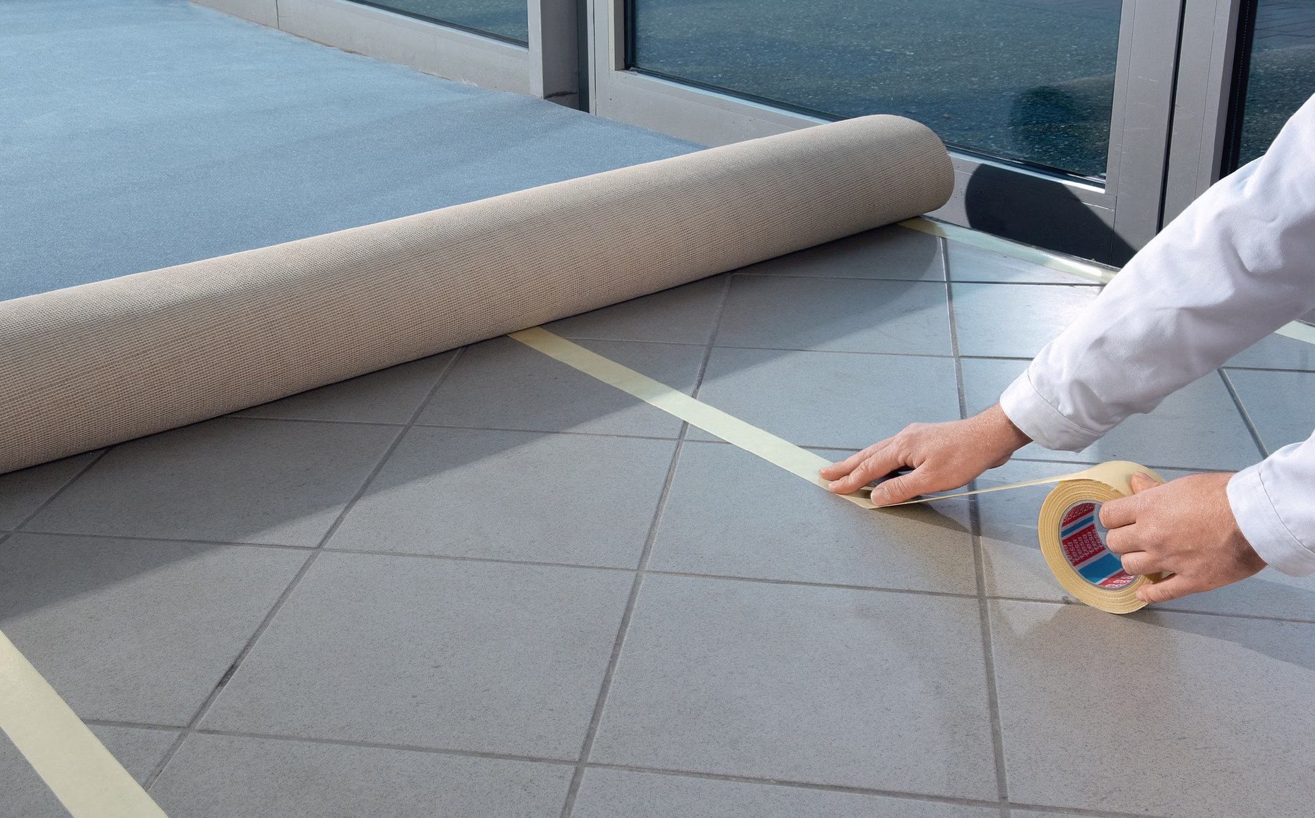 Doppelseitiges Klebeband tesafix® 4944 L.25m B.50mm weiß Rl
