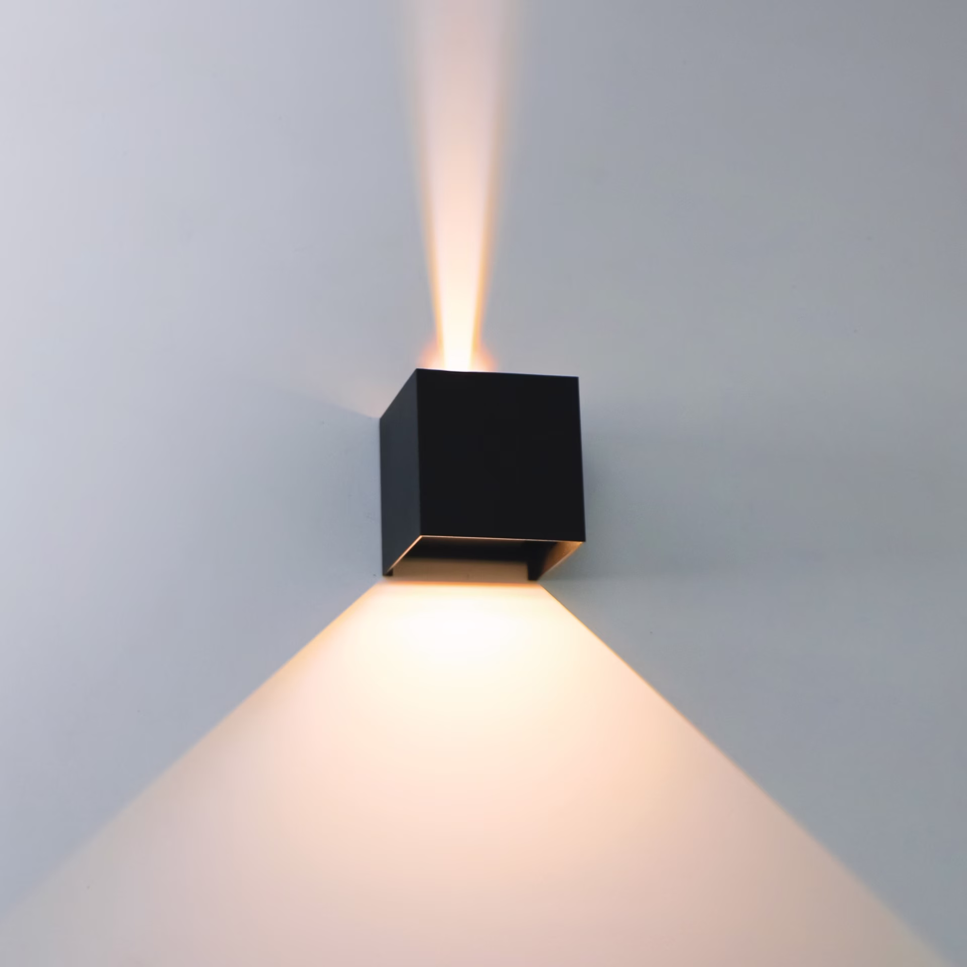 Außenleuchte Wall Light Amarill 5,5 W 450 lm warmweiß 220-240V Farbe schwarz